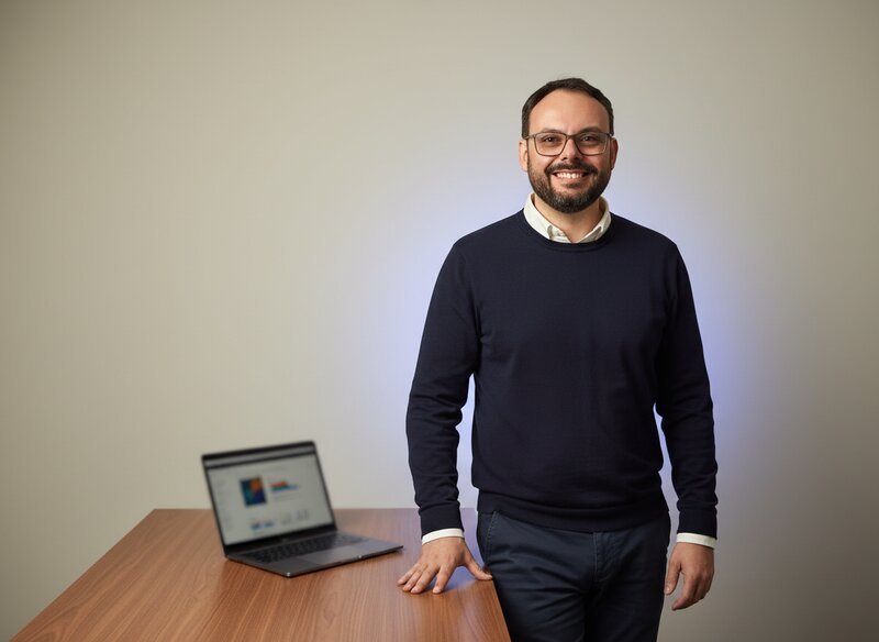 Lucas Pelaez com tablet em ambiente executivo